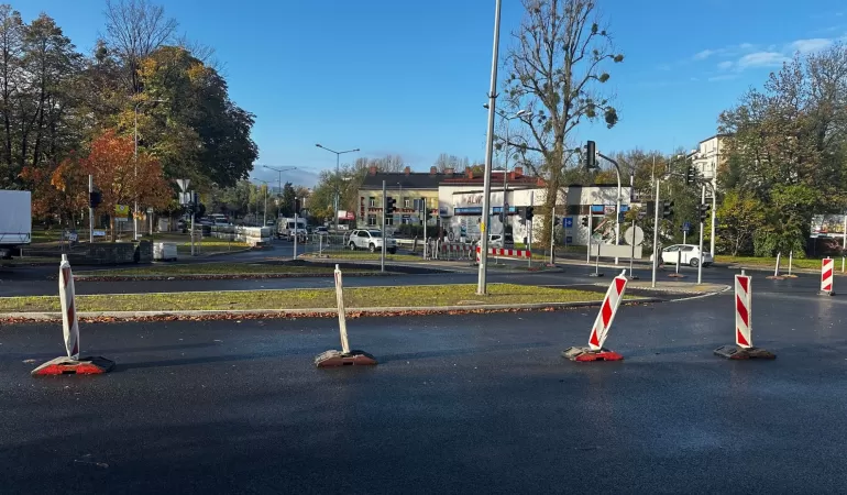 Przystanek Apena - kierunek centrum wraca na swoje miejsce. Czy to koniec robót na ul. Partyzantów?