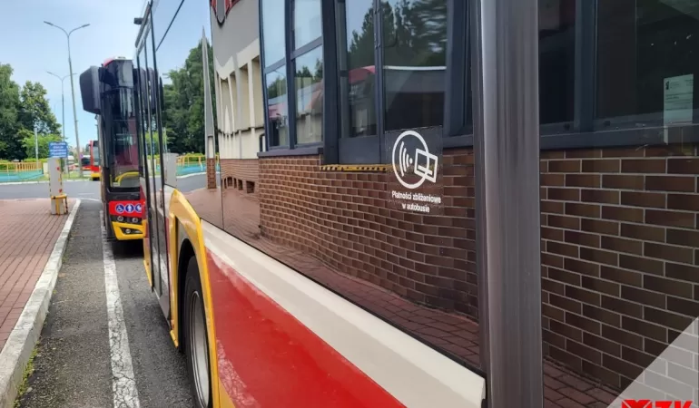 Piktogramy na autobusach informujące o możliwości dokonywania płatności zbliżeniowych w autobusie MZK