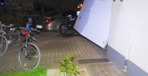 Wybuch roweru poważnie uszkodził drzwi garażowe