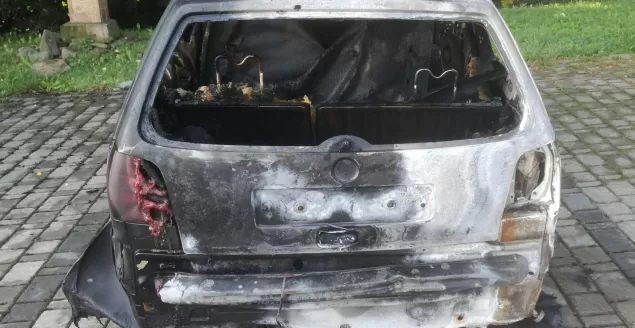 Spalony Volkswagen Polo przy kościele w Mesznej