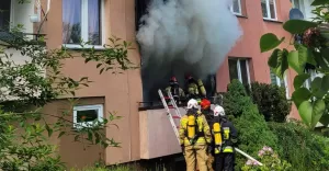 [ZDJĘCIA] Pożar mieszkania przy ul. Sterniczej. Nie żyje mężczyzna