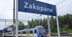 Pociąg Kolei Sląskich na stacji Zakopane