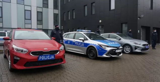 Przekazanie nowych radiowozów pod Komisariatem Policji w Czechowicach-Dziedzicach