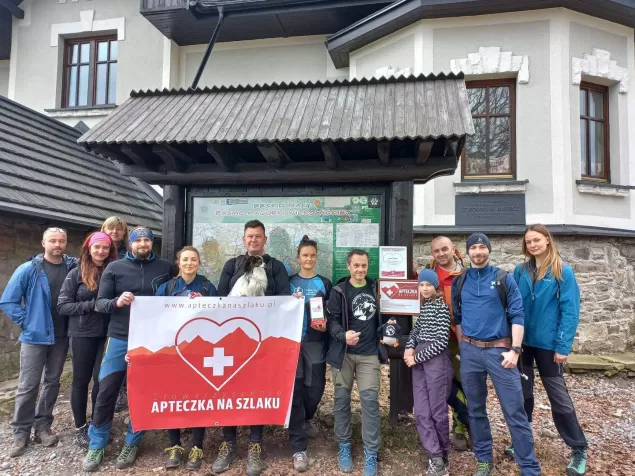Apteczka przy schronisku na Magurce Wilkowickiej - 29.04.2023