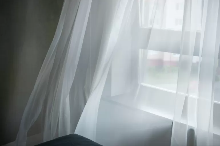 Firany gotowe - jak wybrać idealne na lato? Porady