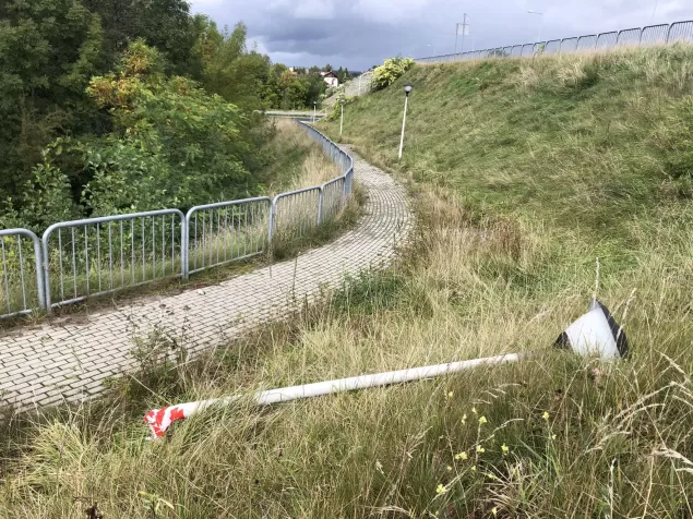 Przewrócona latarnia, opisana w interpelacji radnego Konrada Łosia