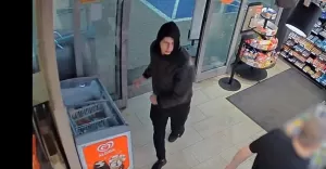 Policjanci poszukują wandala. Uszkodził drzwi na stacji paliw