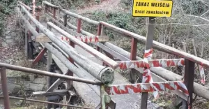 Zamknięta kładka - grozi zawaleniem