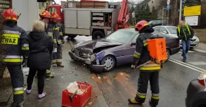 Mercedes uderzył w ścianę budynku - 8.01.2018