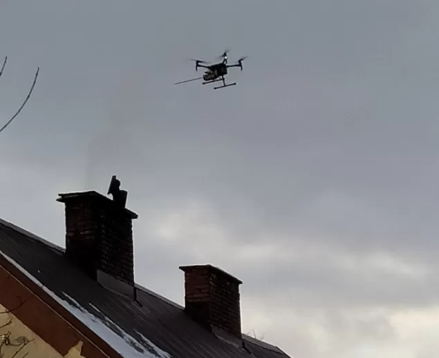 W piecu spalał parkiet pokryty lakierem. Dron SM w akcji
