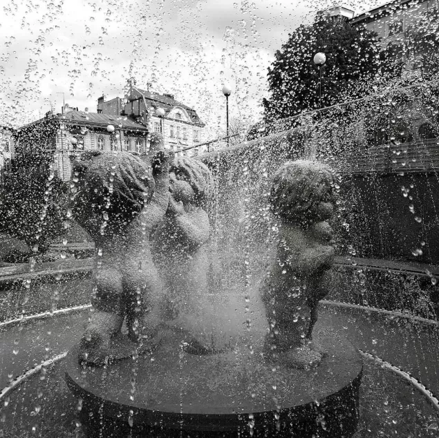 pocztowkazbielska,BielskoBiała,PlacChrobregoBielsko,fontanna,upał,lato2021,blackandwhite,fotodnia
