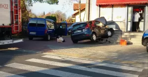 Ukradł samochód i roztrzaskał go o schody sklepu -
