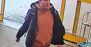 Policja szuka mężczyzny, który dokonał kradzieży z użyciem przemocy