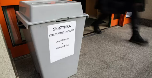 Skrzynka na korespondencję stanie przed Urzędem Miejskim
