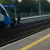[WIDEO] Ryzykowali życiem na torach - dla "lajków". Trzy zamaskowane osoby wskoczyły na pociąg
