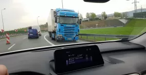 Kierowca ciężarówki uderzył w barierki na S-1