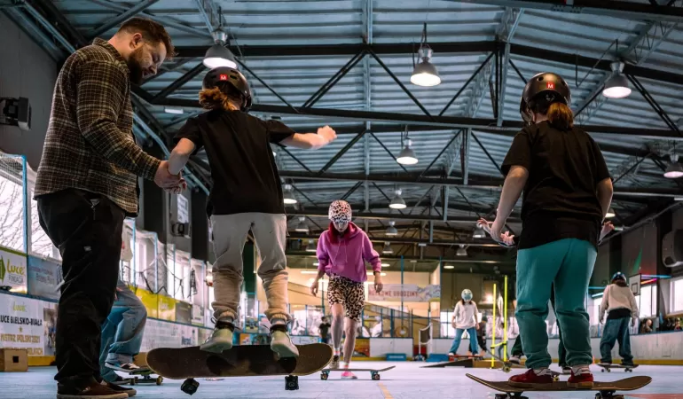 Zacznij bezpłatnie swoją przygodę z deskorolką w SKATE SPACE - pasja, bezpieczeństwo i profesjonalni instruktorzy!