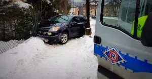 Pijany kierowca uderzył w płot przy ul. Fałata
