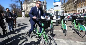 Prezydent Klimaszewski przesiada się z limuzyny na rower miejski