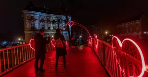 Udekorowany mostek nad rzeką Białą w rejonie Ratusza - 13.02.2023