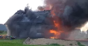 [FOTO] Pożar domu w Godziszce. Trwa akcja strażaków