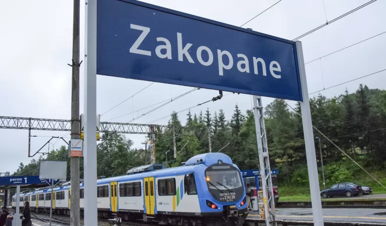 Pociąg Kolei Sląskich na stacji Zakopane