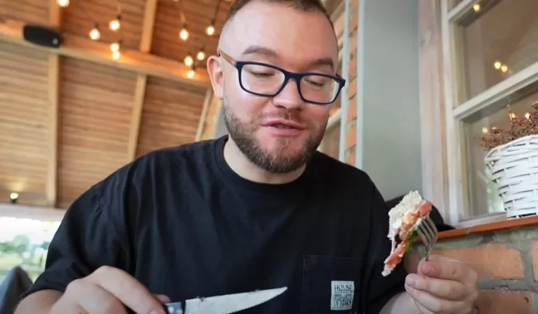 Znany YouTuber odwiedził kilka bielskich restauracji. Czy było smacznie?
