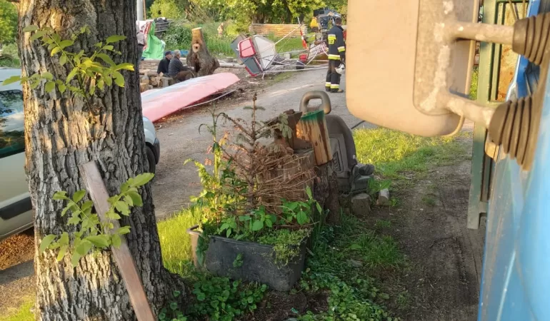 Motolotniarz uderzył w dach budynku podczas startu. Skończyło się na niegroźnych obrażeniach