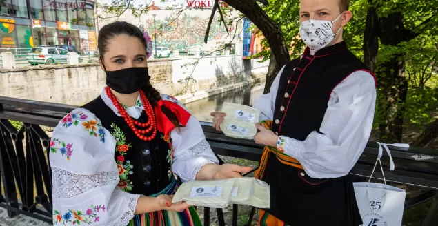 "Bielsko" i "Jarzębinki" przekazali maseczki mieszkańcom