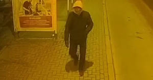 Policjanci poszukują sprawców napaści na kobietę
