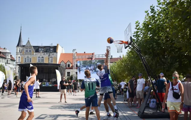 [WIDEO, FOTO] Turniej koszykówki na rynku. Imprezę uświetniły cheerleaderki, DJ Noriz i pokaz wsadów