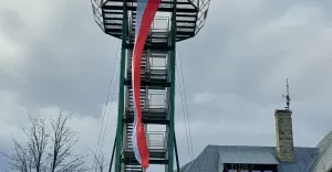Największa flaga w Beskidach zawisła ponownie na Szyndzielni!