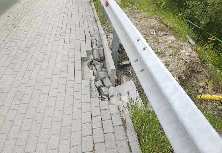 Ilu bielskich urzędników trzeba, by naprawić 1 dziurę?