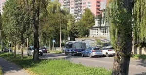 Ewakuacja Liceum Ogólnokształcącego imienia Adama Asnyka. W szkole znaleziono dziwną paczkę