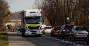 Kierowcy samochodów ciężarowych nie stosują się do ograniczeń tonażowych na wiadukcie ulicy Kwiatkowskiego w Bielsk