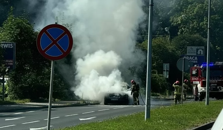 Pożar samochodu na ul. Partyzantów. Trwa gaszenie, nie ma możliwości przejzdu