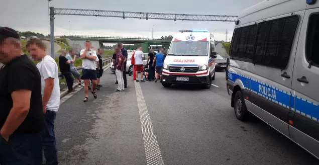 Bójka pseudokibiców na trasie S-1 w Rybarzowicach