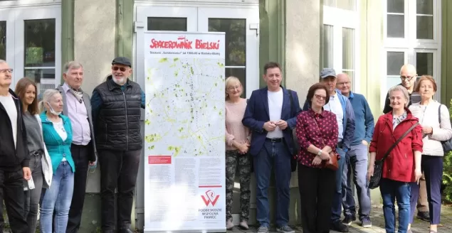 Uczestnicy pierwszego spaceru ulicami Bielska-Białej szlaiem Solidarności