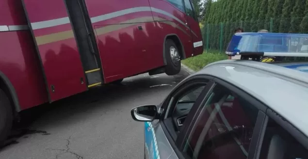 autobus w rowie
